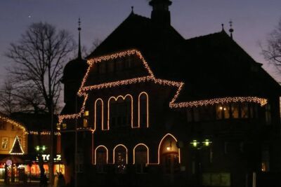 Rathaus mit Weihnachtsbeleuchtung auf Fehmarn